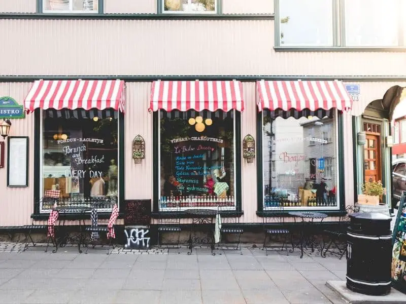 the front of a bakery